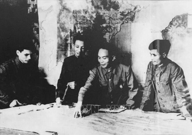 Tổng Quân ủy, Bộ Tổng Tư lệnh họp bàn kế hoạch tác chiến Đông Xuân 1953 - 1954. Ảnh: Tư liệu TTXVN